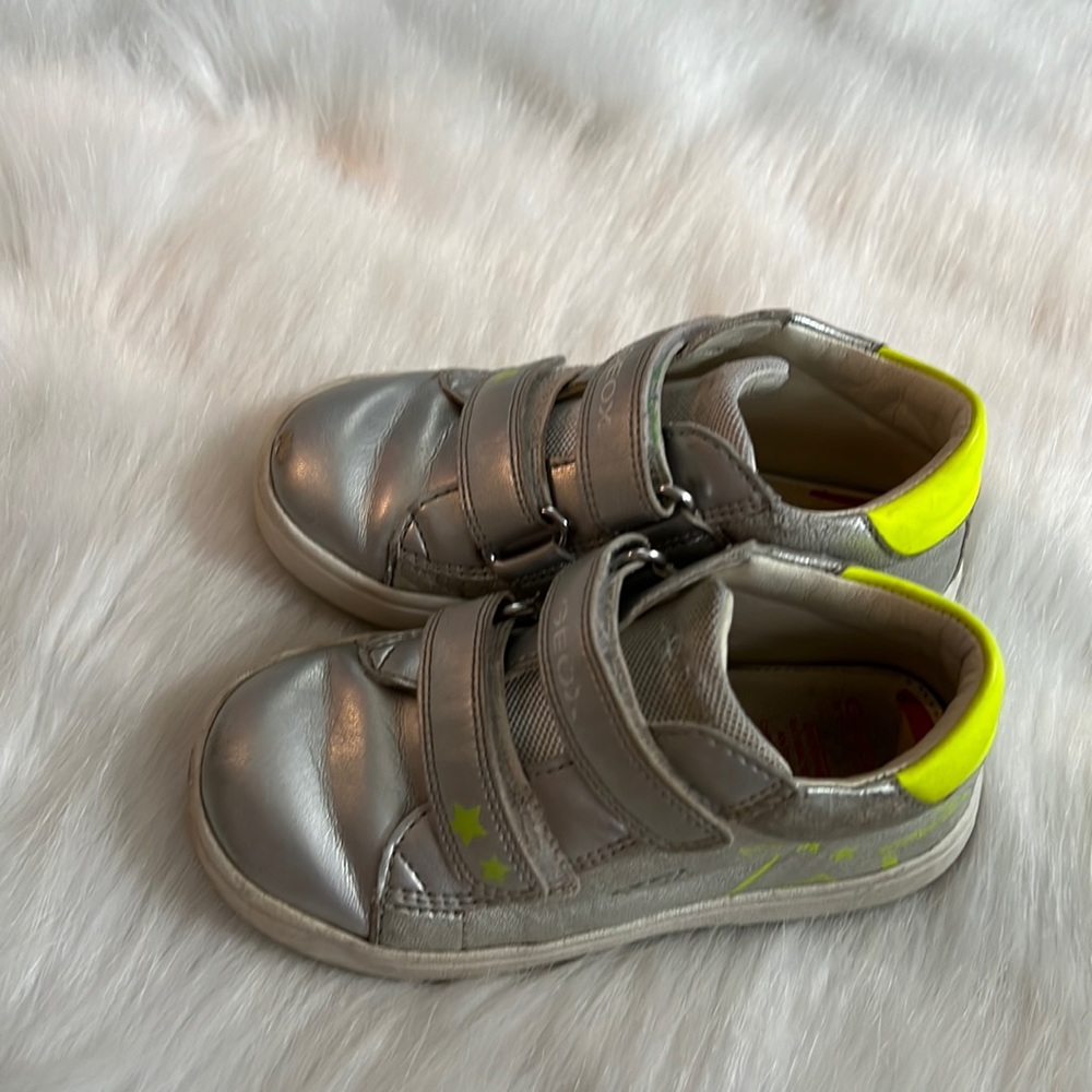 Geox girls preowned 24 us toddler 8 silver neon star